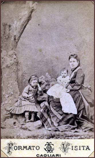 Mariangela e Francesca Aymerich Sanjust con la madre Marianna